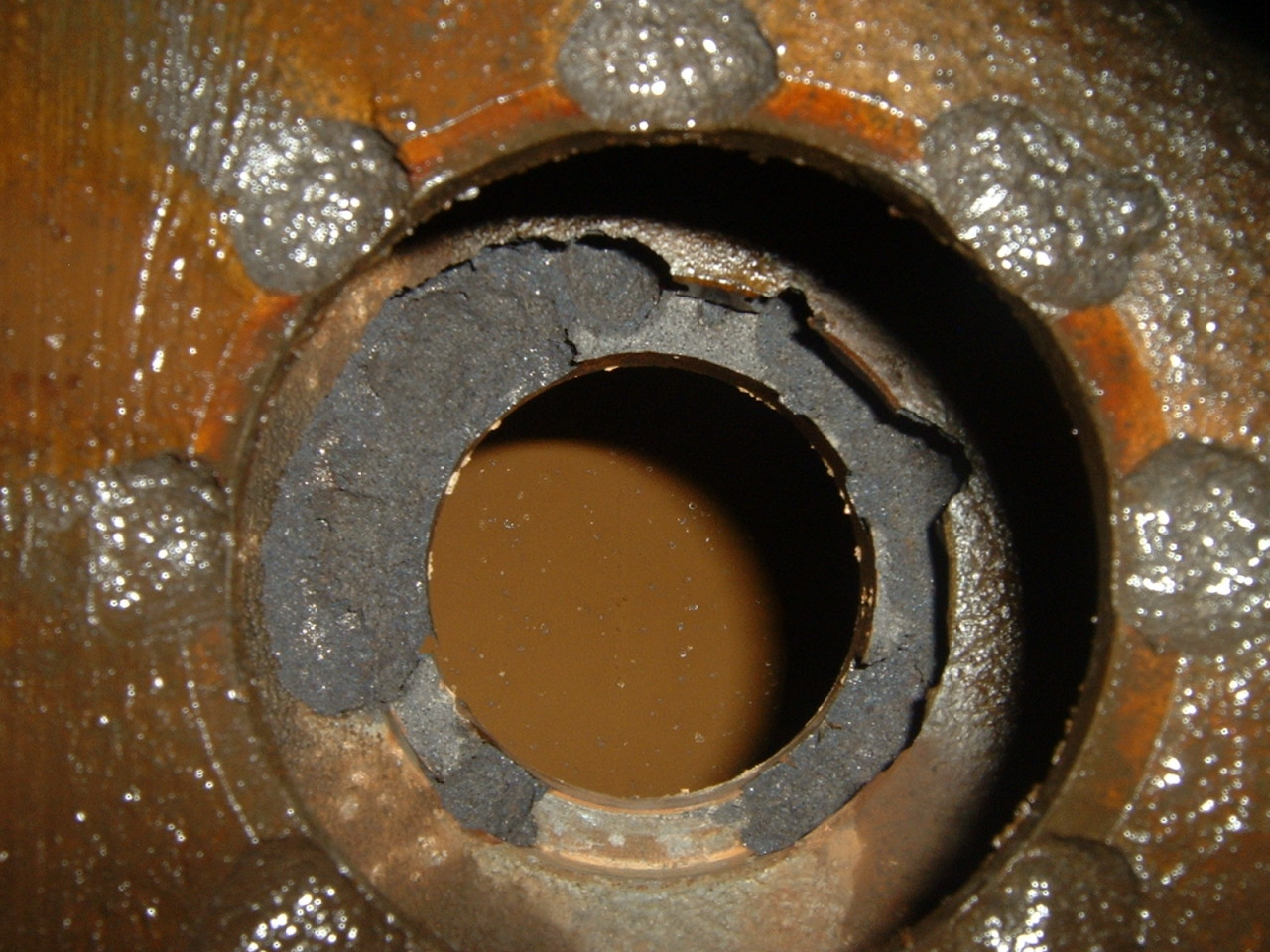 Aspetto di un coperchio rappresentativo del fenomeno corrosivo. Close up of a cap representing the corrosion phenomenon.